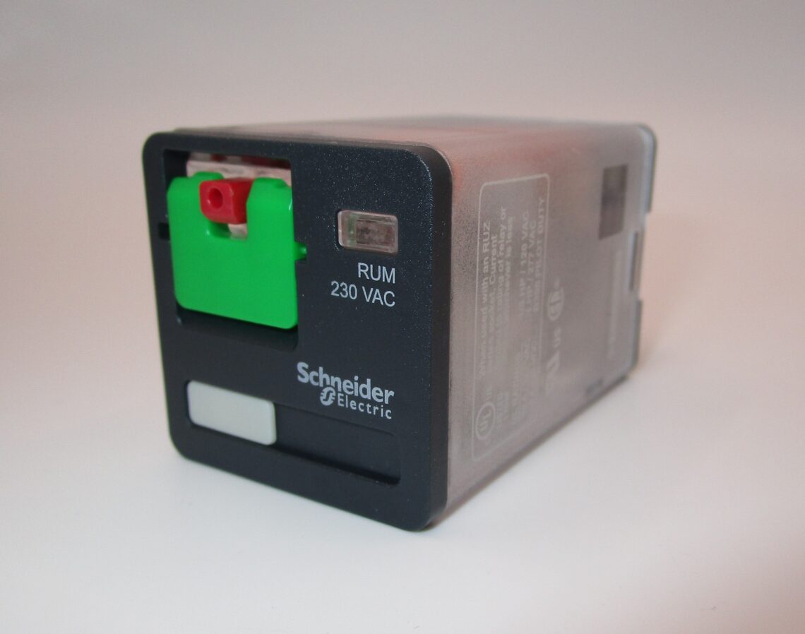 SCHNEIDER RUMC21P7 plug in relay