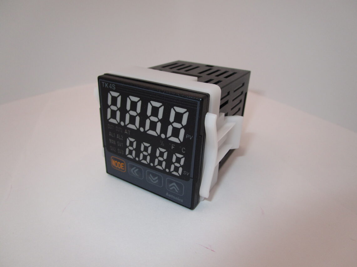 AUTONICS TK4SP-14RN TEMPERATURE CONTROLLER