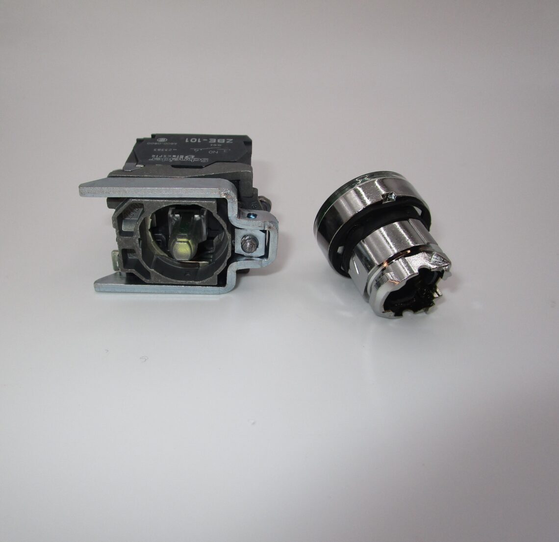 SCHNEIDER XB4BW33G5 Green Illuminated LED Push Button Harmony 22mm - Image 3