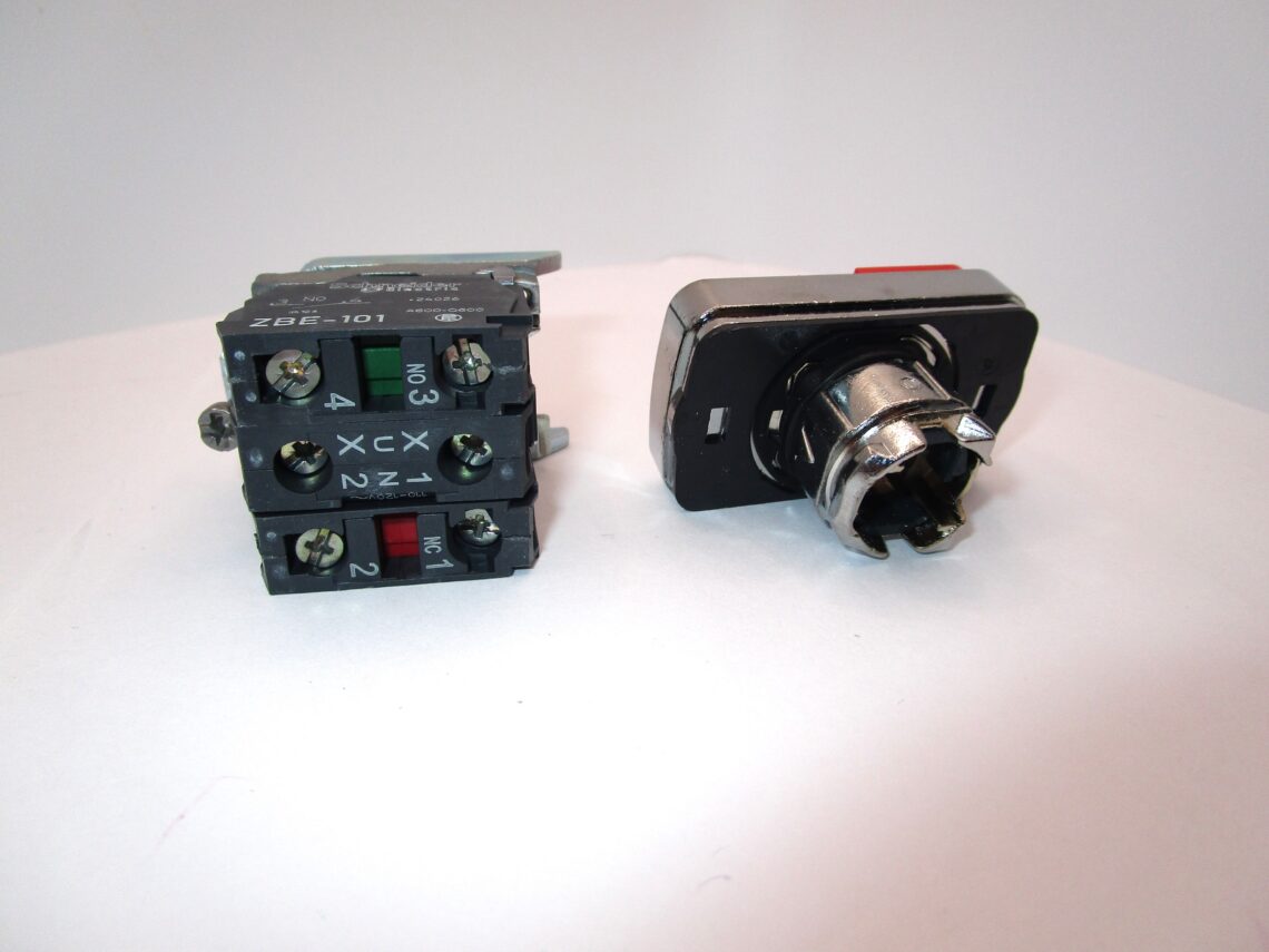 SCHNEIDER XB4BW73731G5 Illuminated double headed push button - Image 4